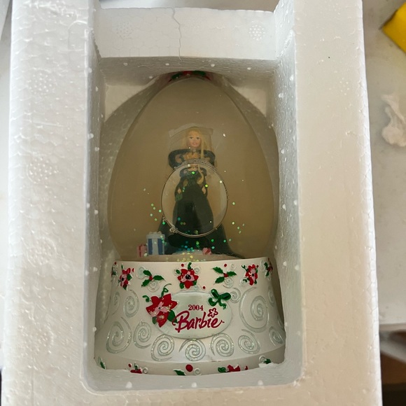 Happy holidays barbie 2004 musical water globe , vintage barbie - Picture 5 of 13